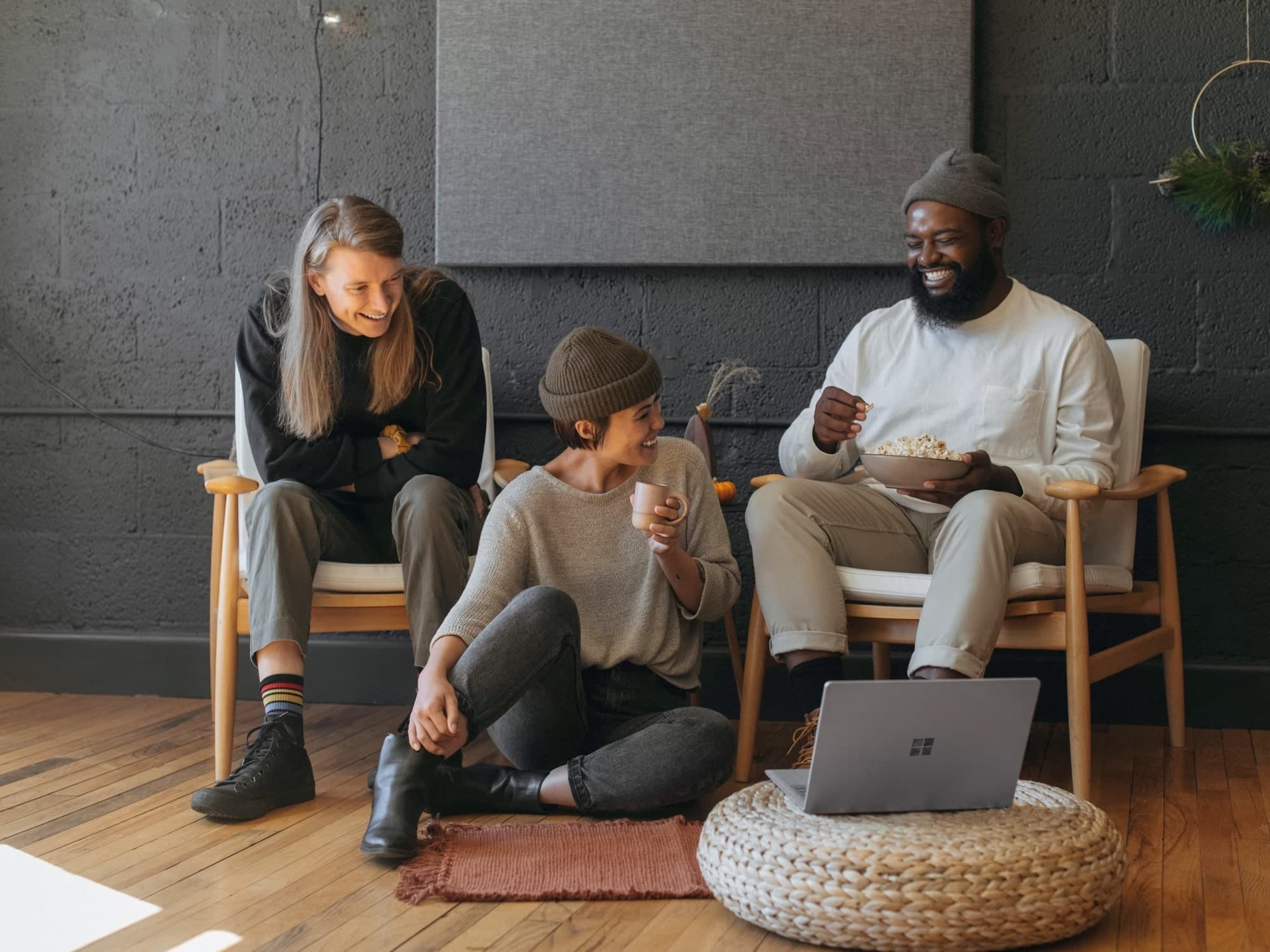 Equipo sincronizando informalmente en lounge, comunicación nativa y fluida en Slack