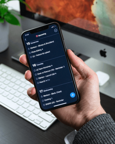 Vista de código en dispositivo móvil representando integración de stack sin código