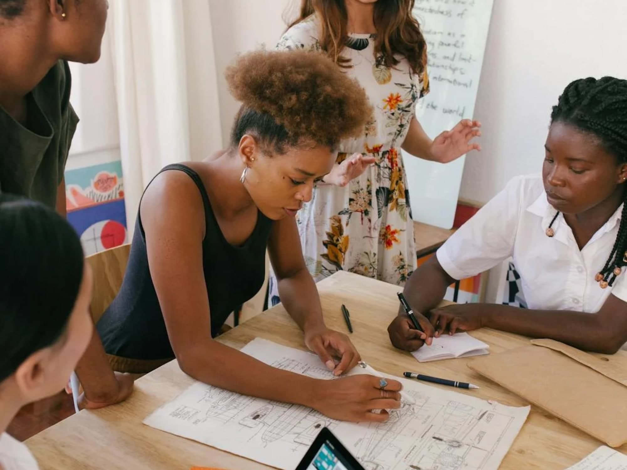 Equipo de startup en mesa de brainstorming, agentes especializados por dominio